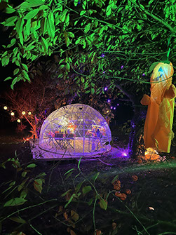 Scène lumineuse avec le Dôme des Étoiles et un personnage fantomatique lors des Nuits des Lumières Halloween.
