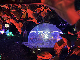 Dôme des Étoiles éclairé au cœur du jardin pendant les Nuits des Lumières à Chouzy-sur-Cisse.